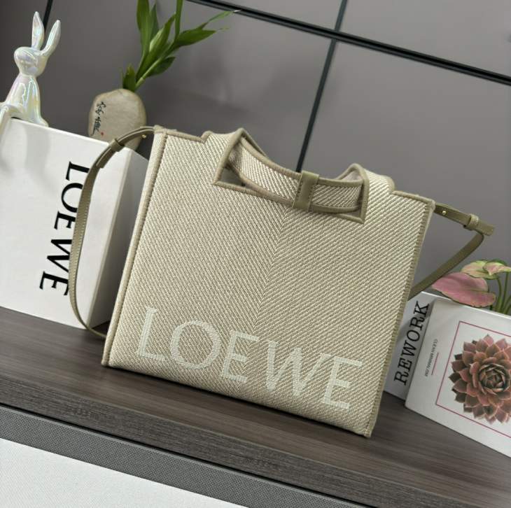Picture of Loewe Handbags _SKUfw242008371fw